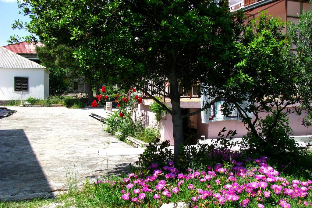 Apartments And Rooms Mare-Monti Starigrad Paklenica Exterior photo