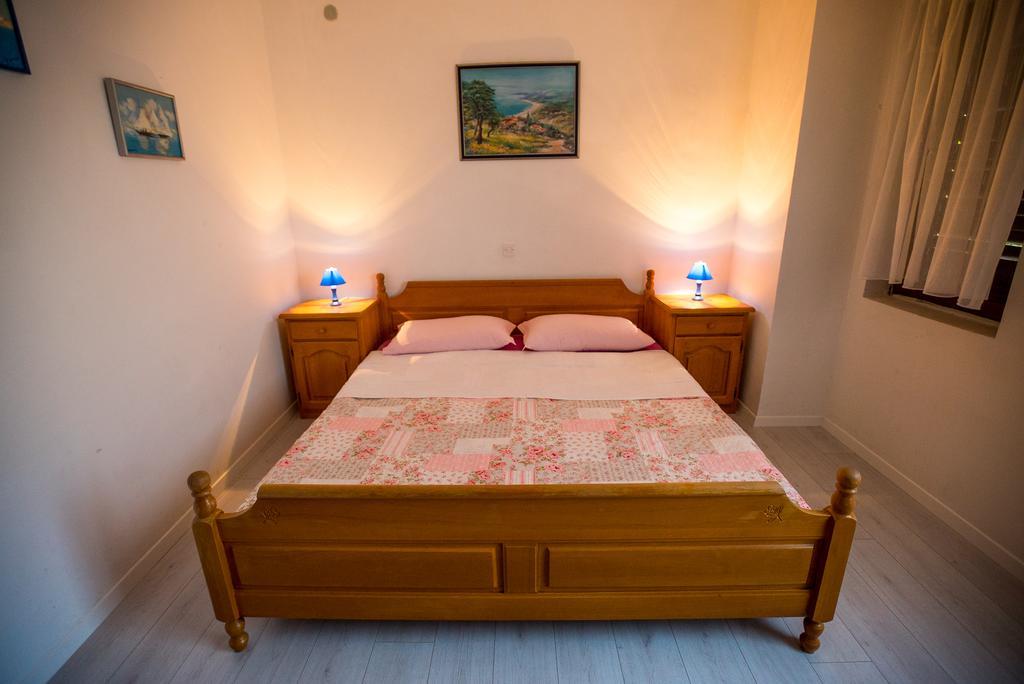 Apartments And Rooms Mare-Monti Starigrad Paklenica Exterior photo