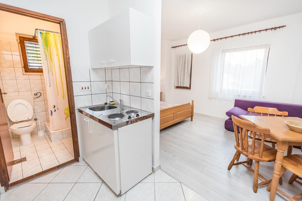 Apartments And Rooms Mare-Monti Starigrad Paklenica Exterior photo