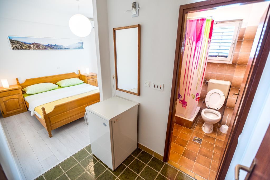 Apartments And Rooms Mare-Monti Starigrad Paklenica Exterior photo