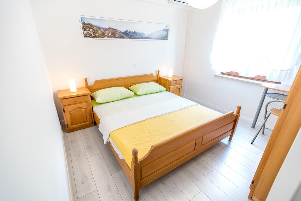 Apartments And Rooms Mare-Monti Starigrad Paklenica Exterior photo
