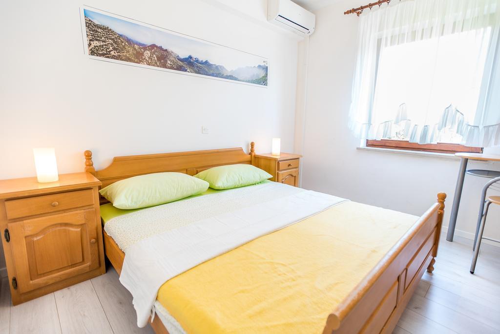 Apartments And Rooms Mare-Monti Starigrad Paklenica Exterior photo
