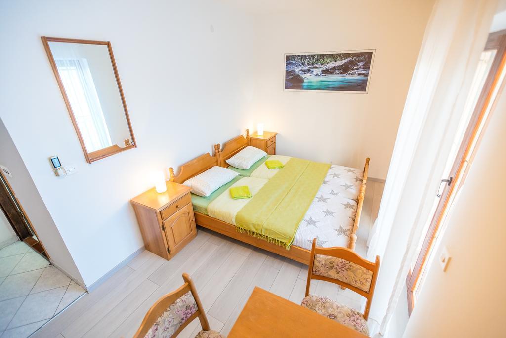 Apartments And Rooms Mare-Monti Starigrad Paklenica Exterior photo