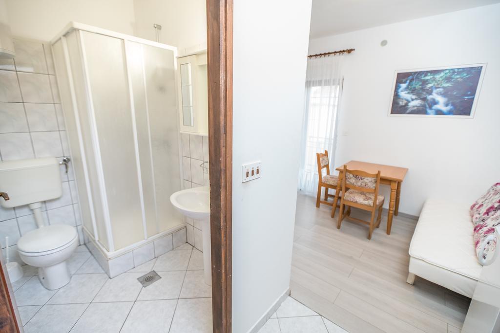 Apartments And Rooms Mare-Monti Starigrad Paklenica Exterior photo