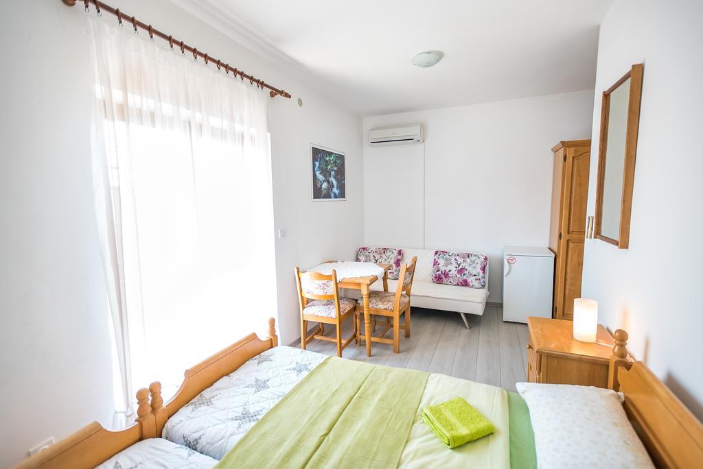Apartments And Rooms Mare-Monti Starigrad Paklenica Exterior photo