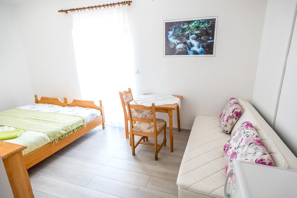 Apartments And Rooms Mare-Monti Starigrad Paklenica Exterior photo