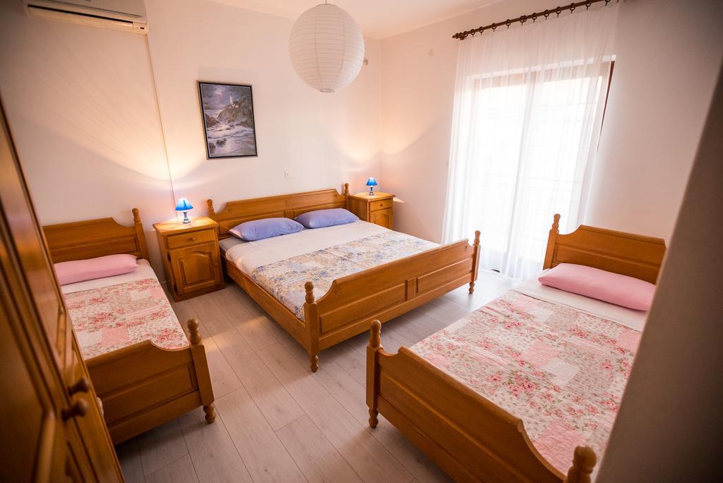Apartments And Rooms Mare-Monti Starigrad Paklenica Exterior photo