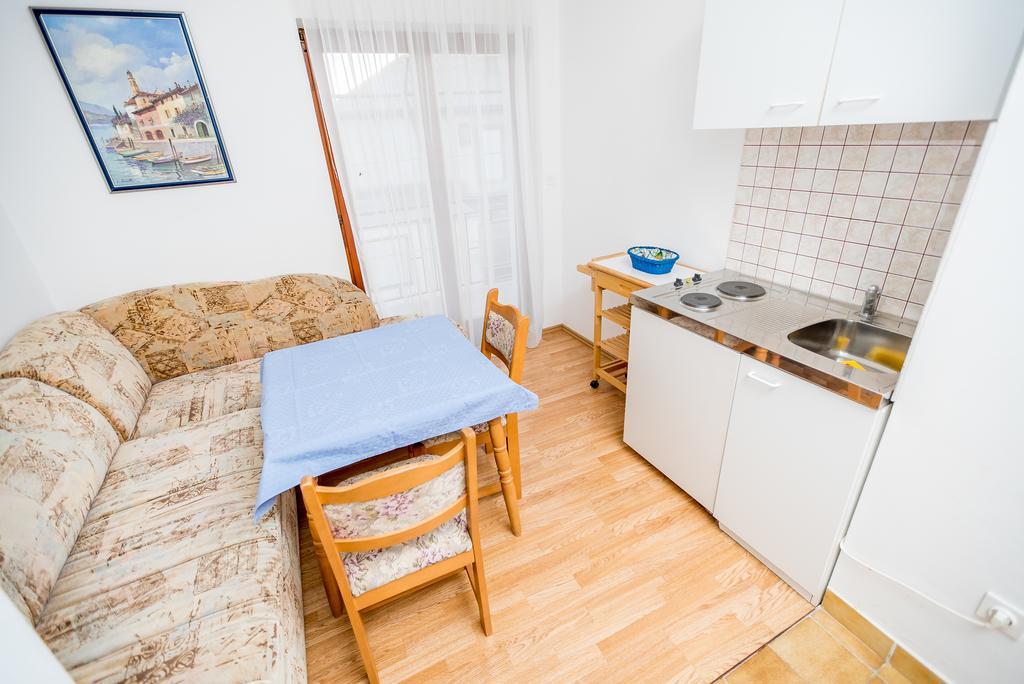 Apartments And Rooms Mare-Monti Starigrad Paklenica Exterior photo