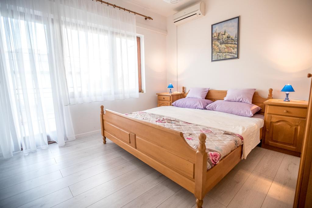 Apartments And Rooms Mare-Monti Starigrad Paklenica Exterior photo
