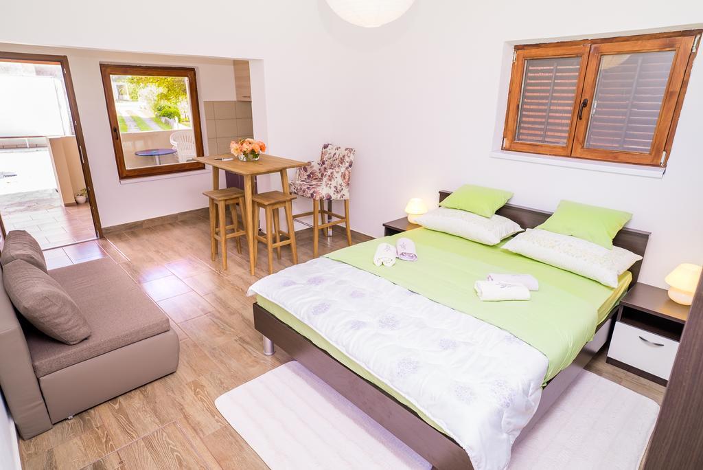 Apartments And Rooms Mare-Monti Starigrad Paklenica Exterior photo