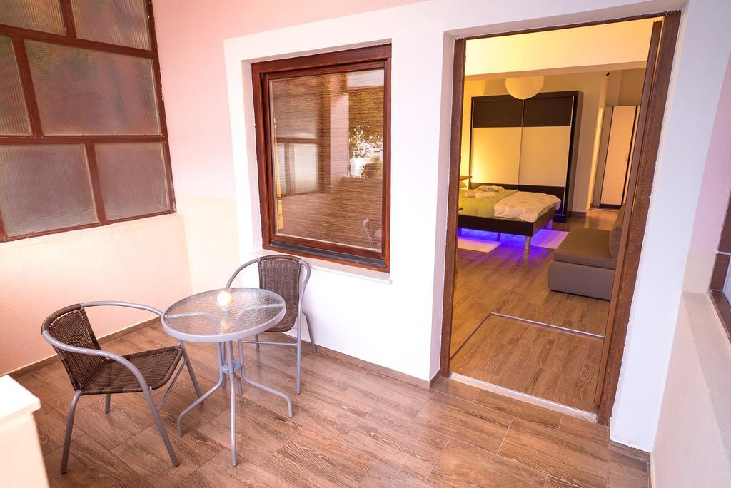 Apartments And Rooms Mare-Monti Starigrad Paklenica Exterior photo