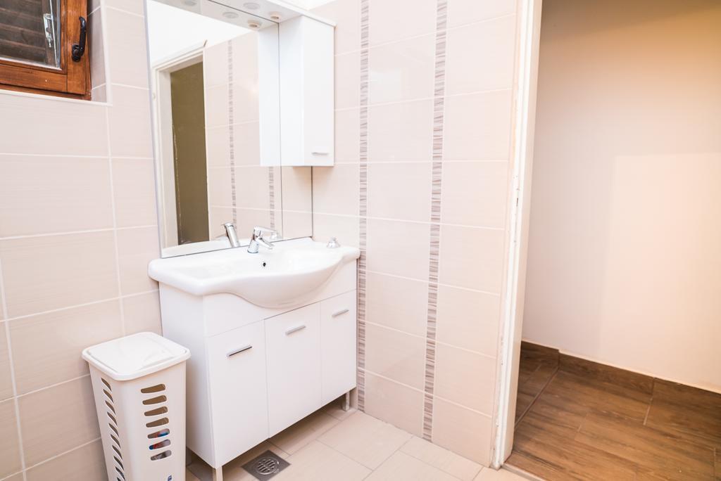 Apartments And Rooms Mare-Monti Starigrad Paklenica Exterior photo