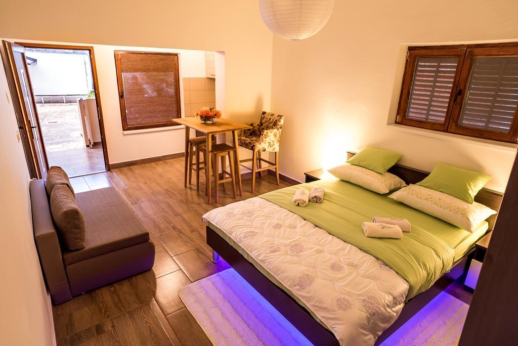Apartments And Rooms Mare-Monti Starigrad Paklenica Exterior photo